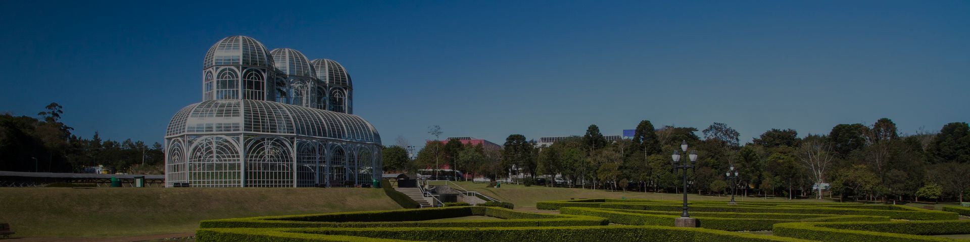 Background da área de busca da Home Foto panorâmica do Jardim Botânico de Curitiba